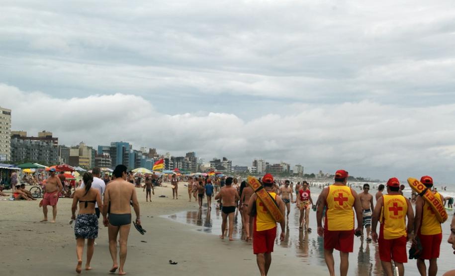 Secretário Francischini conversa com guarda-vidas no litoral e assume compromisso de pedir celeridade para Anteprojeto que melhora carreira das praças