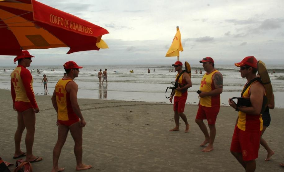 Secretário Francischini conversa com guarda-vidas no litoral e assume compromisso de pedir celeridade para Anteprojeto que melhora carreira das praças