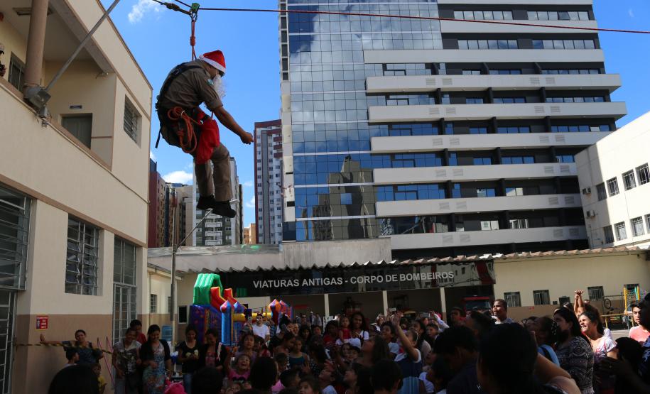 Bombeiros proporcionam Natal diferenciado para 150 crianças