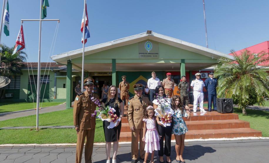 Comandante substituto e substituído.