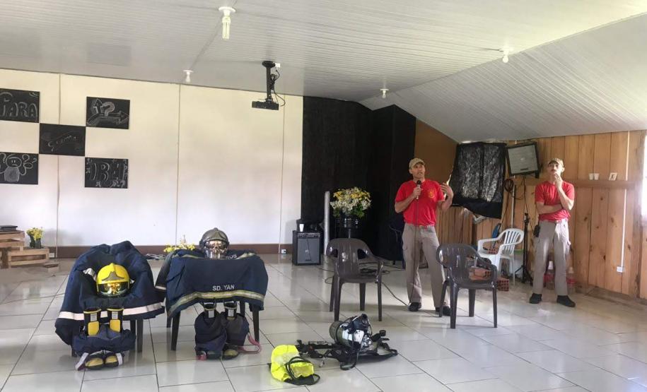 BOMBEIROS DE ALMIRANTE TAMANDARÉ REALIZAM PALESTRA EM RETIRO DE JOVENS