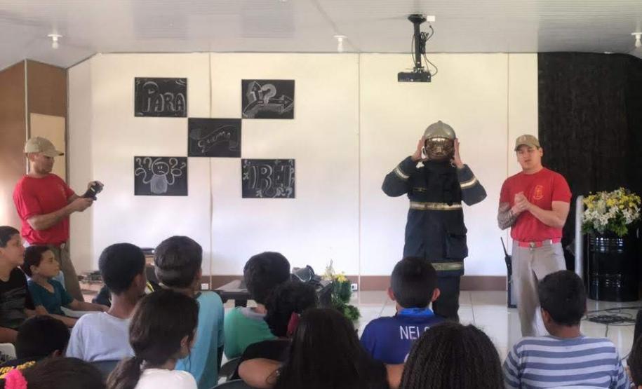 BOMBEIROS DE ALMIRANTE TAMANDARÉ REALIZAM PALESTRA EM RETIRO DE JOVENS