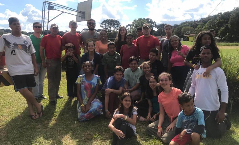 BOMBEIROS DE ALMIRANTE TAMANDARÉ REALIZAM PALESTRA EM RETIRO DE JOVENS