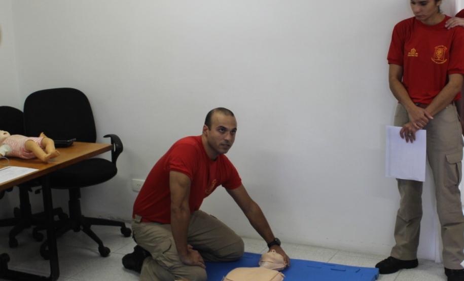 Bombeiros militares participam de instrução de atendimento pré-hospitalar