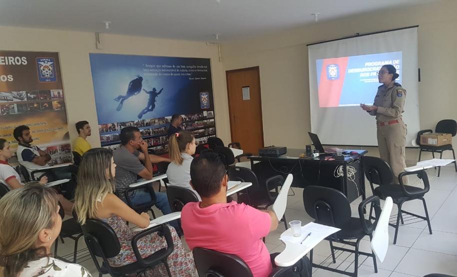 Corpo de Bombeiros de Jacarezinho realiza palestra com representantes das prefeituras