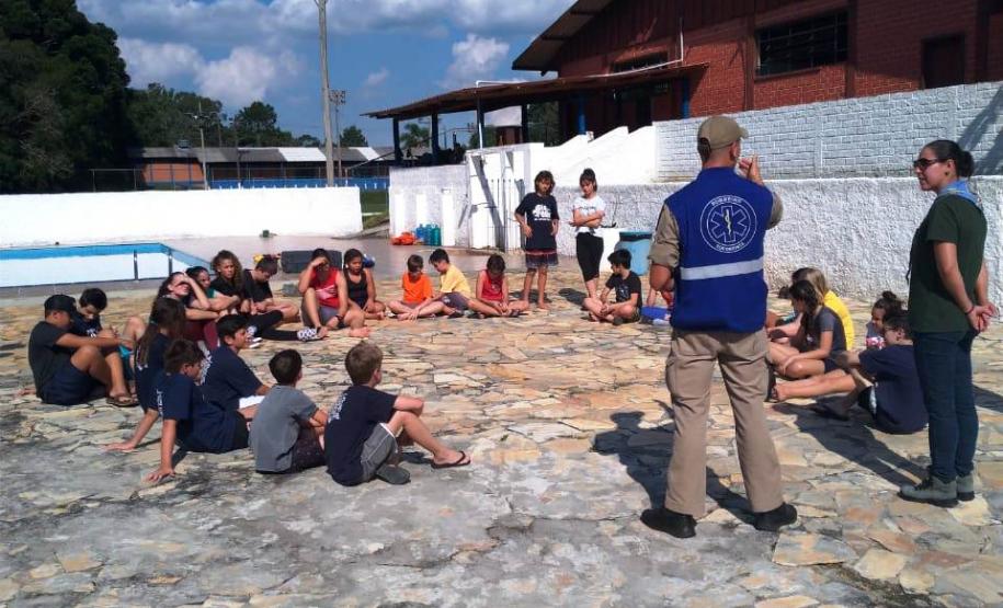 Bombeiros militares ministram instrução para escoteiros em Piraquara