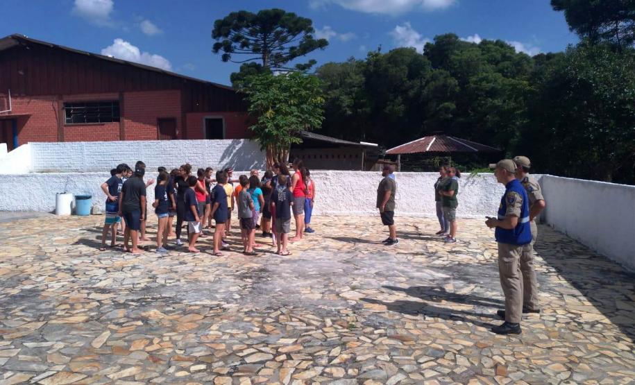 Bombeiros militares ministram instrução para escoteiros em Piraquara
