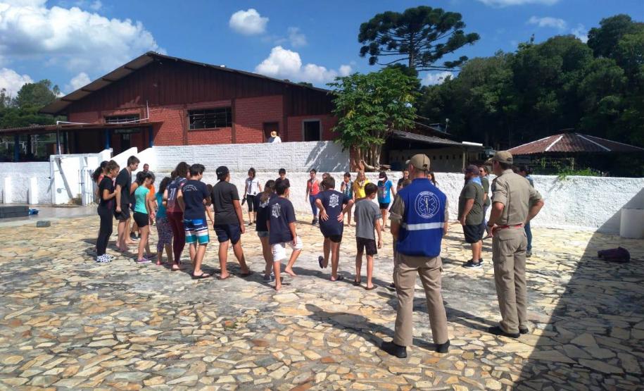 Bombeiros militares ministram instrução para escoteiros em Piraquara