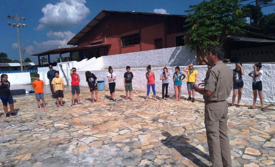 Bombeiros militares ministram instrução para escoteiros em Piraquara