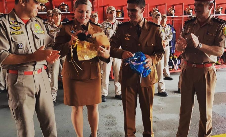 Entrega de mimos aos comandantes