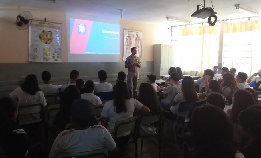 Em Apucarana, 11º Grupamento de Bombeiros realiza palestras sobre queimaduras.