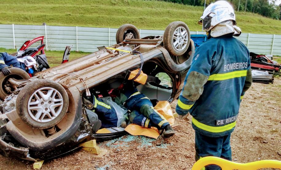 atuação prática simulada durante a instrução de táticas de salvamento veicular.