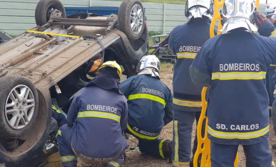 Acessos criados, guarnição se posicionando para a retirada da vítima.