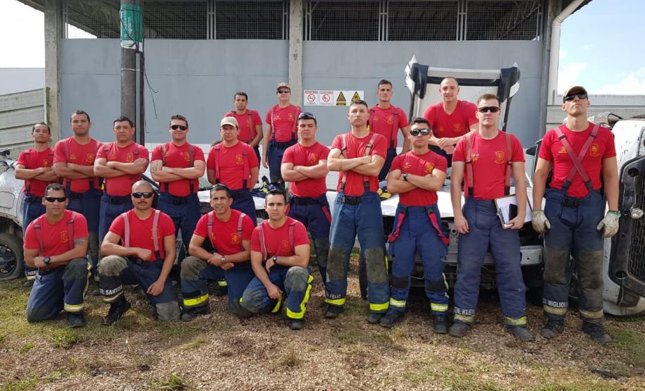 Equipe de Instrutores e alunos do nivelamento de salvamento veicular após feedback da instrução prática.