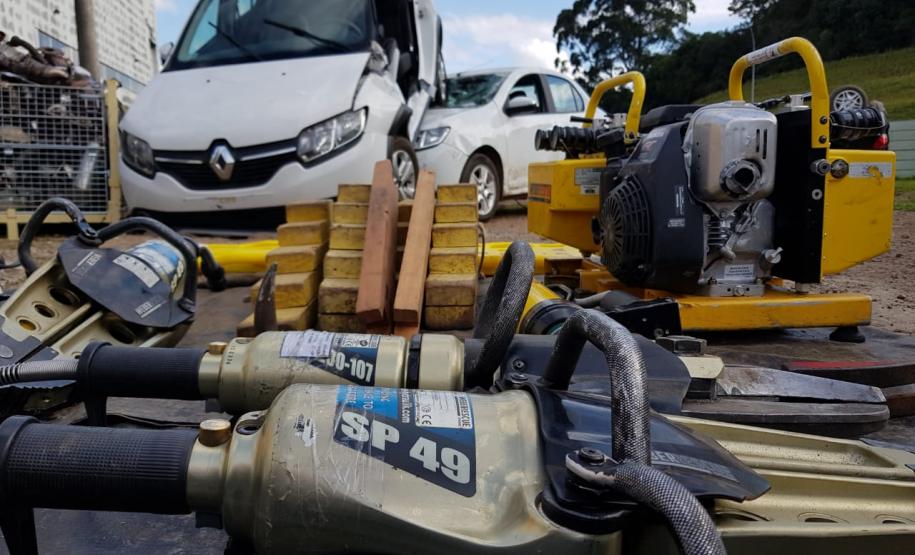 Equipamentos prontos para início das instruções de táticas no salvamento veicular.