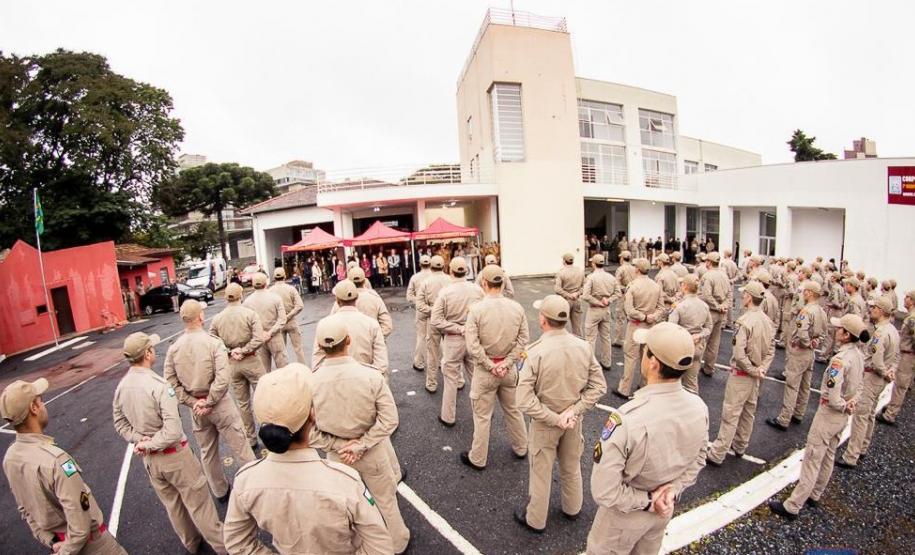 Tropa do 7º Grupamento de Bombeiros em forma para a solenidade de passagem de comando.