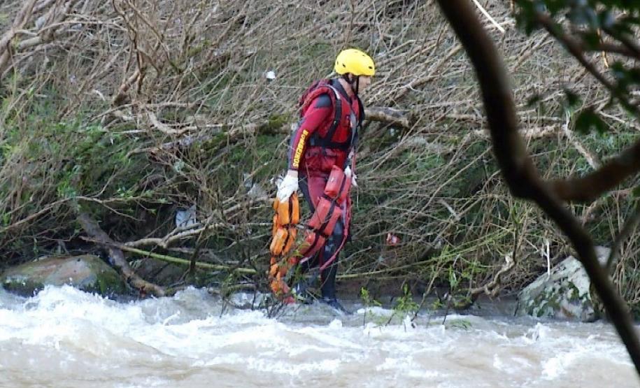 Bombeiros retiram corpo do Rio Marrecas