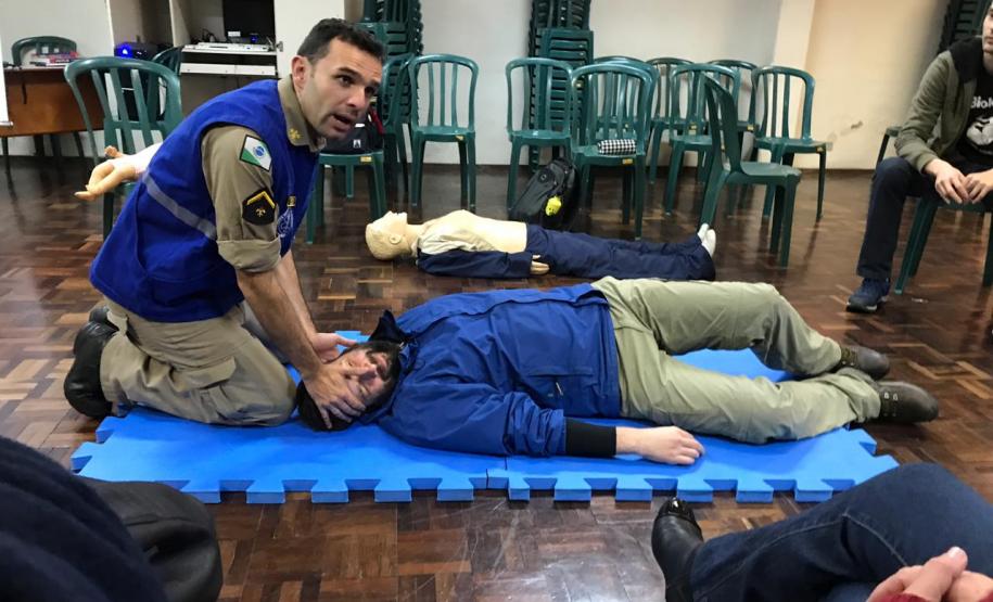 Socorrista demonstrando técnicas de abordagem primária em vítimas.