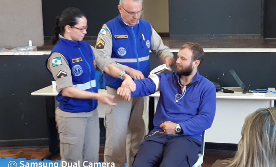 Instrução prática de Atendimento Pré-hospitalar, demonstração de técncia de imobilização de membro superior.