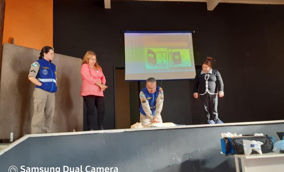 Demonstração de técnica de Reanimação cárdio-respiratória.