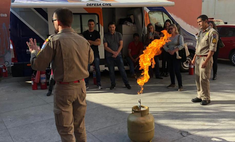 Instrução prática de combate à incêndios, demonstração de contenção de vazamento de gás em botijões P13