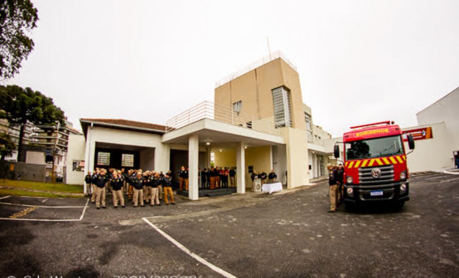 Autoridades que prestigiaram a solenidade, o ABT e a Guarnição de serviço posicionados para início da solenidade.