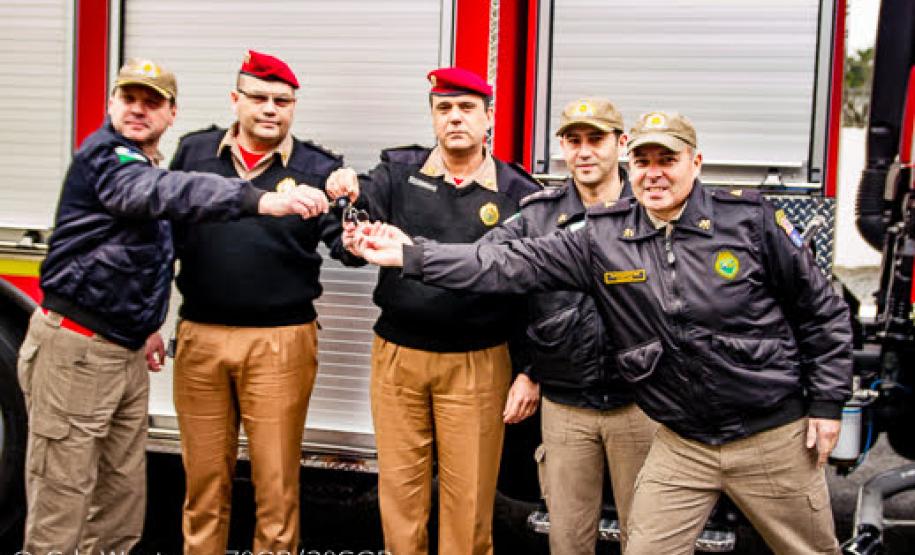 Comandantes entregando as chaves do ABT 13755 ao Chefe de Guarnição.