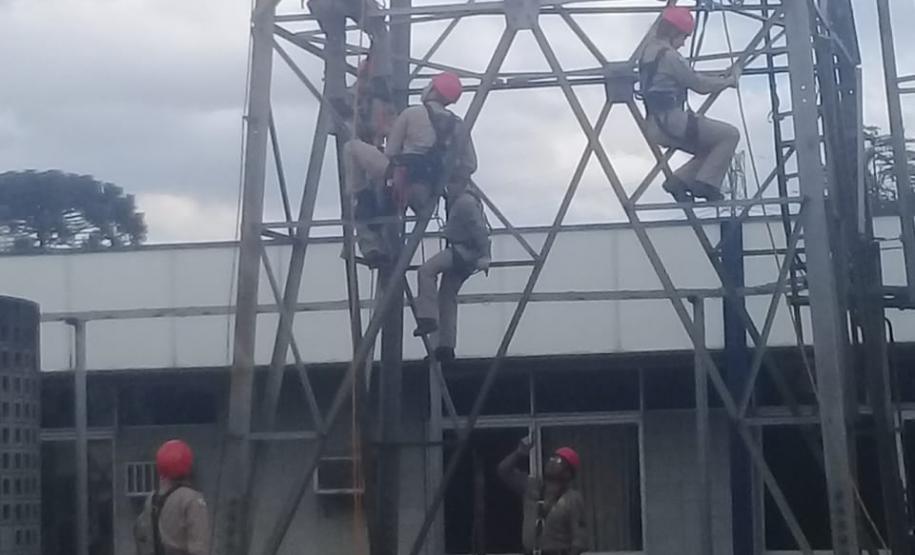 Instrução de trabalho em torres de alta tensão e torres de comunicação.