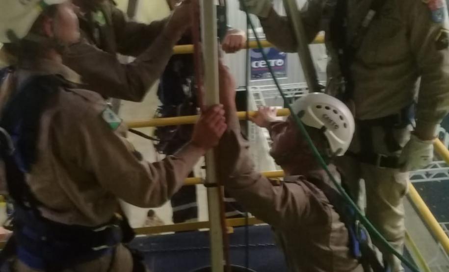 Instrução Salvamento com uso de tripé  para ambientes confinados.