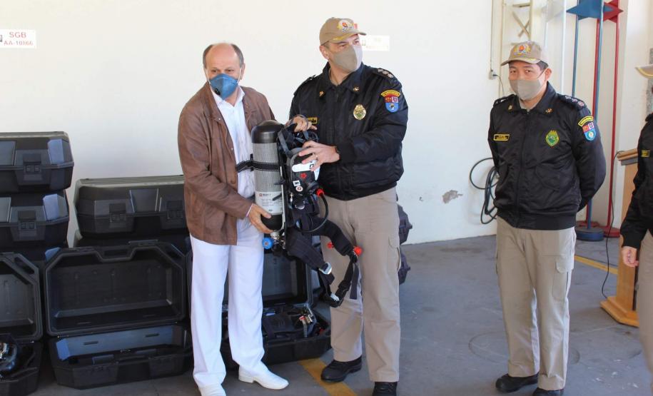 Doutor Batista entregando EPR