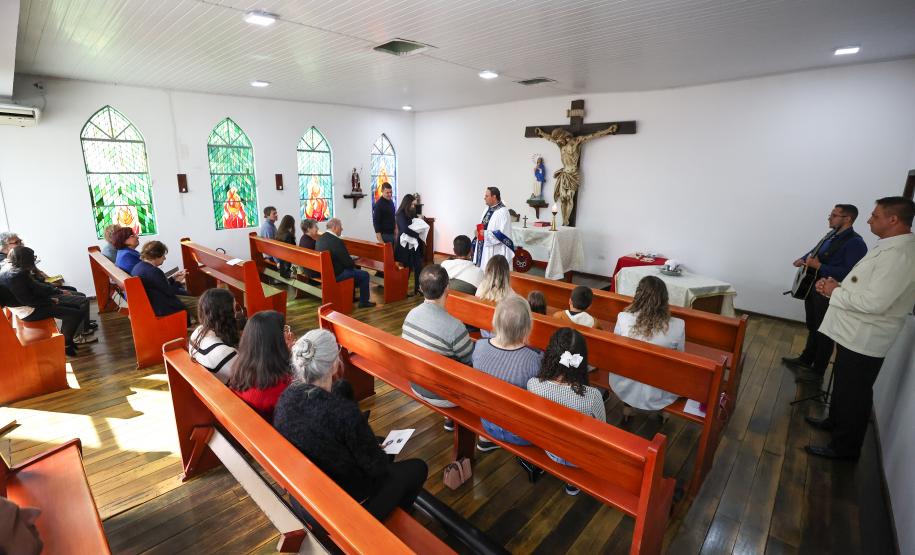 Capela Sao Floriano realiza o primeiro batizado.