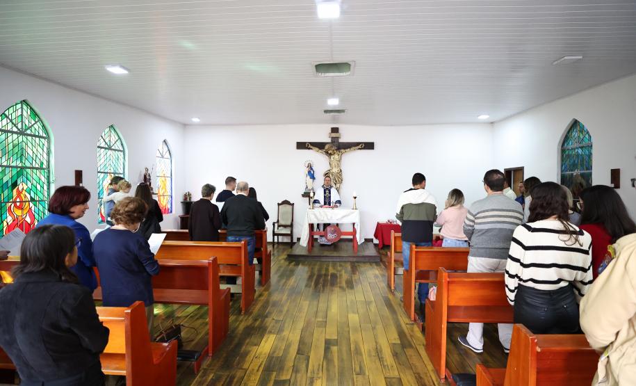 Capela Sao Floriano realiza o primeiro batizado.