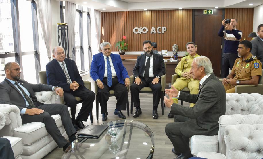 Comandante Geral do CBMPR participa de reunião na ACP sobre a segurança pública do Paraná.