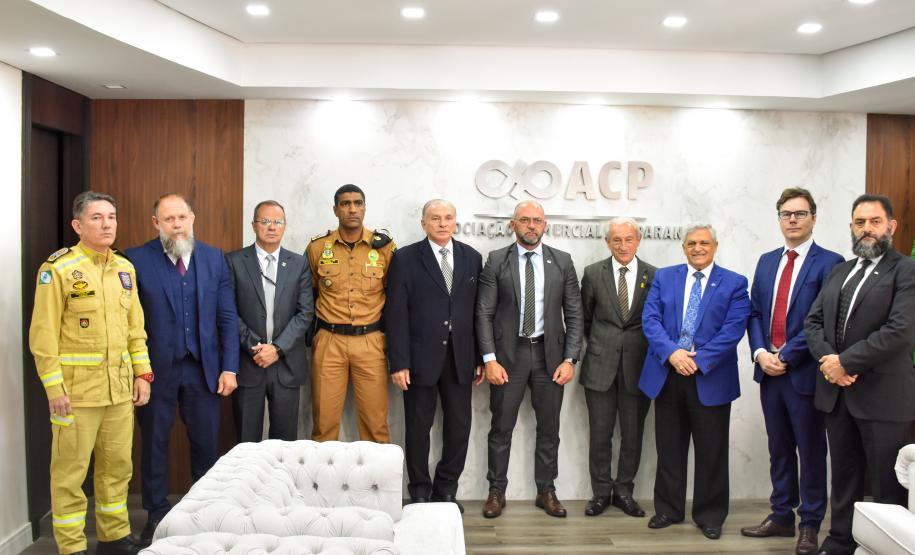 Comandante Geral do CBMPR participa de reunião na ACP sobre a segurança pública do Paraná.