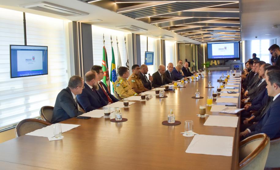 Comandante Geral do CBMPR participa de reunião na ACP sobre a segurança pública do Paraná.