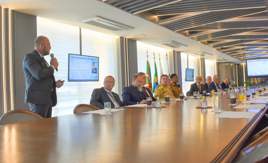 Comandante Geral do CBMPR participa de reunião na ACP sobre a segurança pública do Paraná.