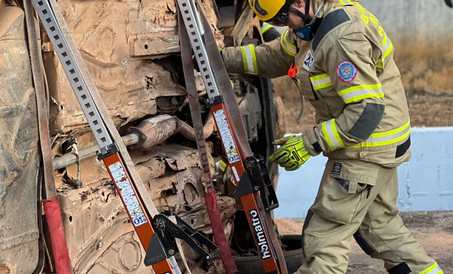 Bombeira do Paraná conclui curso de salvamento veicular em Goiás