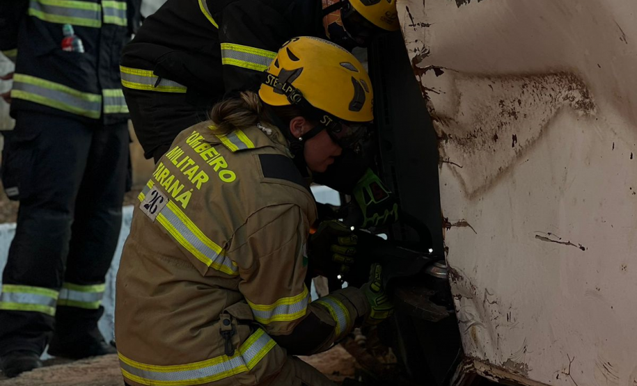 Bombeira do Paraná conclui curso de salvamento veicular em Goiás