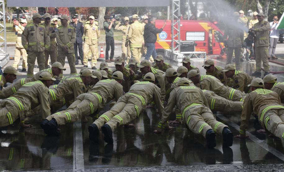 Formatura de 419 bombeiros militares no CBMPR