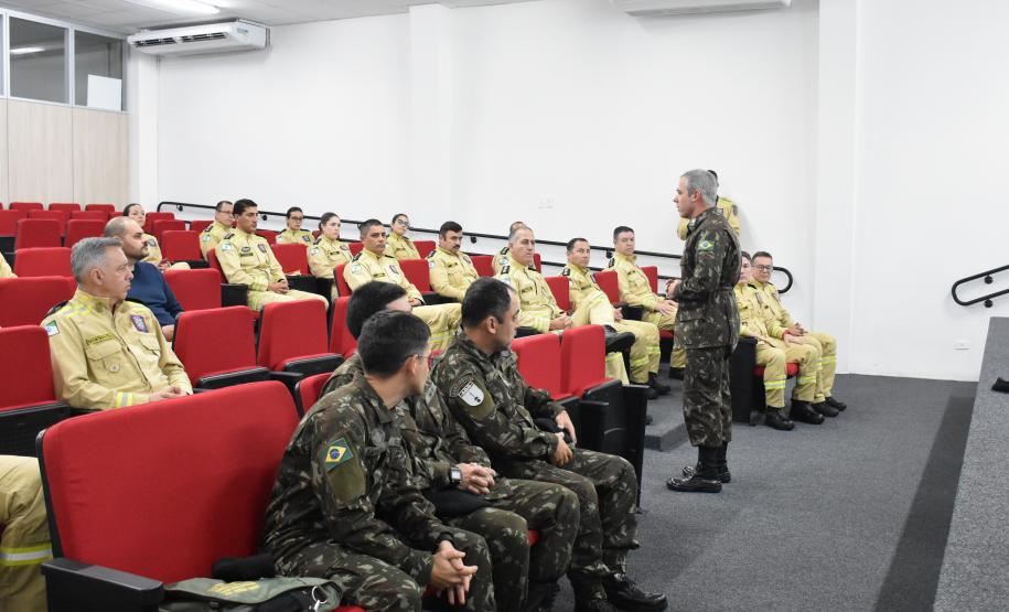 Corpo de Bombeiros Militar do Paraná recebe visita do General de Brigada Taranto.