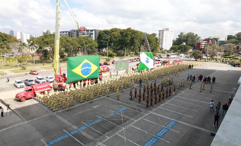 Formatura de 419 bombeiros militares no CBMPR