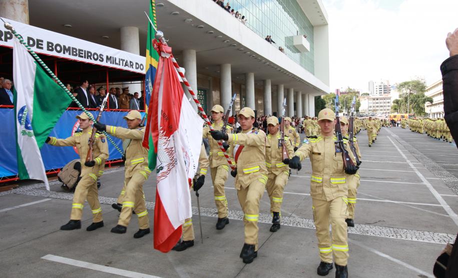 Formatura de 419 bombeiros militares no CBMPR