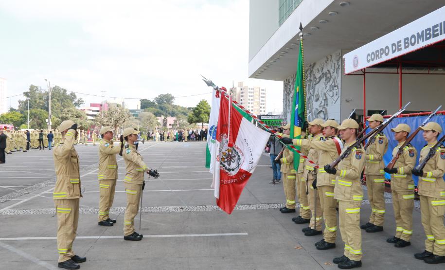 Formatura de 419 bombeiros militares no CBMPR