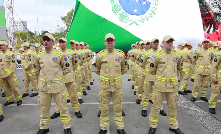 Formatura de 419 bombeiros militares no CBMPR