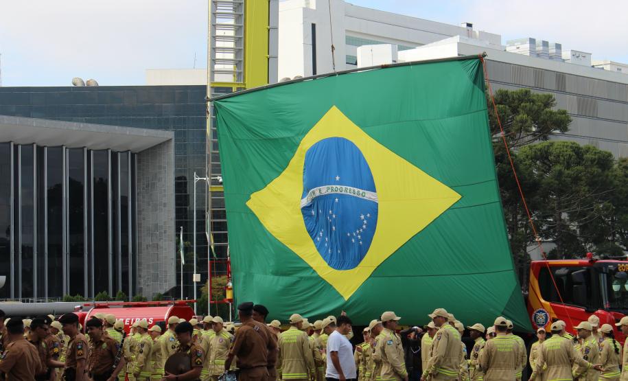 Formatura de 419 bombeiros militares no CBMPR