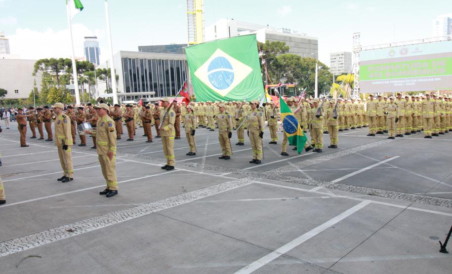 Formatura de 419 bombeiros militares no CBMPR