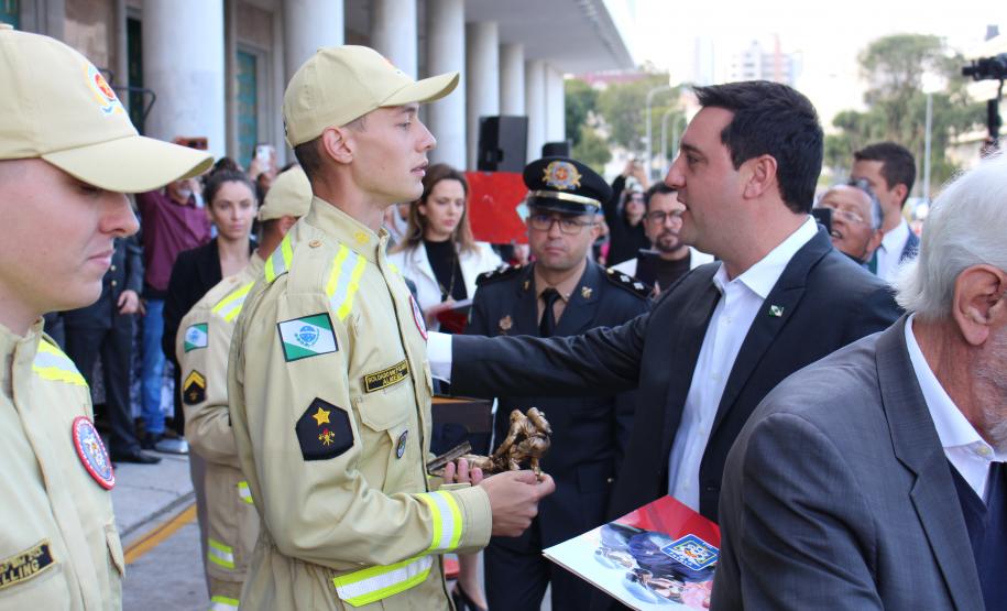Formatura de 419 bombeiros militares no CBMPR