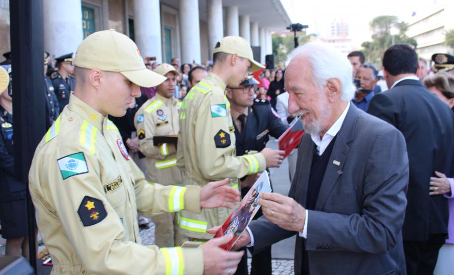 Formatura de 419 bombeiros militares no CBMPR