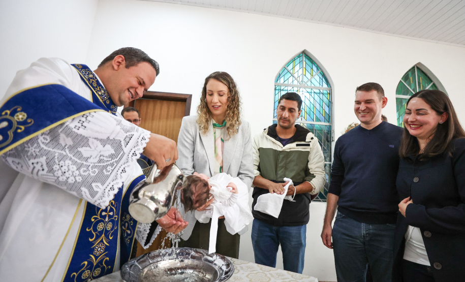 Capela Sao Floriano realiza o primeiro batizado.