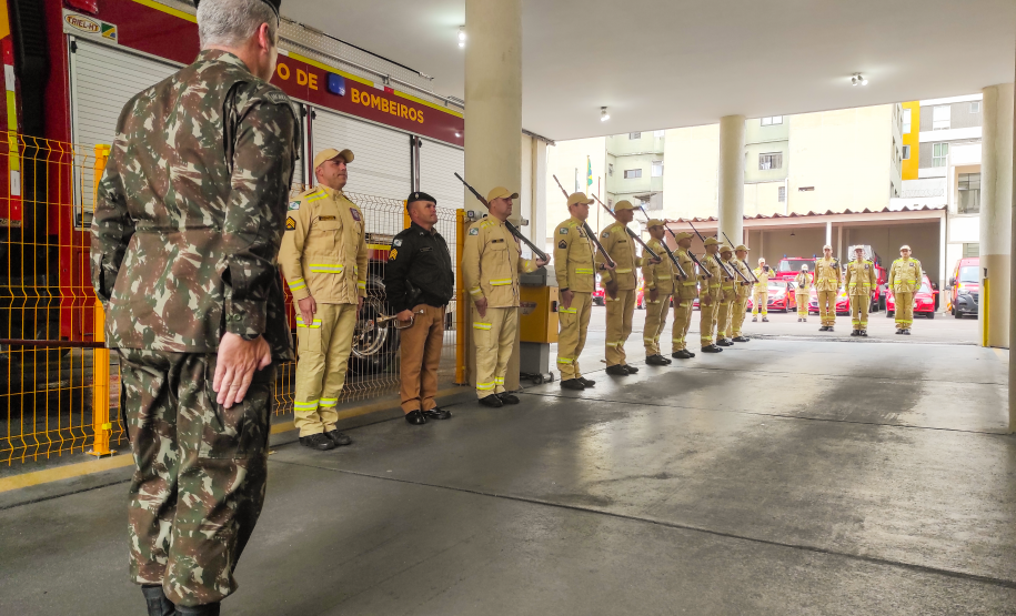 Corpo de Bombeiros Militar do Paraná recebe visita do General de Brigada Taranto.